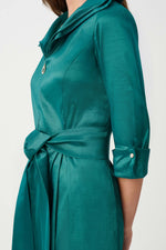 Cargar imagen en el visor de la galería, VESTIDO MIDI VERDE ESMERALDA CON CINTURON LAZADA
