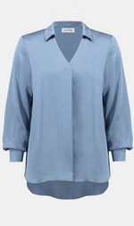 Cargar imagen en el visor de la galería, BLUSA SATINADA  AZUL MEDIO
