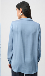 Cargar imagen en el visor de la galería, BLUSA SATINADA  AZUL MEDIO
