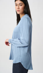 Cargar imagen en el visor de la galería, BLUSA SATINADA  AZUL MEDIO
