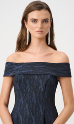 Cargar imagen en el visor de la galería, VESTIDO MIDI CON ESCOTE BARDOT Y BRILLO SUTIL
