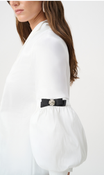 Cargar imagen en el visor de la galería, BLUSA CON BOTONES DE CRISTAL ENTALLADO

