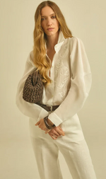 Cargar imagen en el visor de la galería, BLUSA CAMISERA BORDADA
