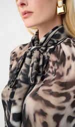 Cargar imagen en el visor de la galería, BLUSA CON ESTAMPADO ANIMAL CON LAZO
