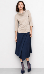 Cargar imagen en el visor de la galería, BLUSA SATEN CUELLO VULTO  COLOR BEIGE
