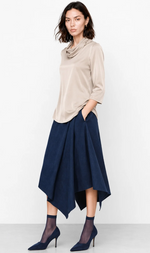 Cargar imagen en el visor de la galería, BLUSA SATEN CUELLO VULTO  COLOR BEIGE
