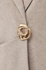 Cargar imagen en el visor de la galería, CARDIGAN SOLAPA CON BROCHE, COLOR BEIGE
