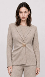 Cargar imagen en el visor de la galería, CARDIGAN SOLAPA CON BROCHE, COLOR BEIGE

