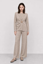 Cargar imagen en el visor de la galería, CARDIGAN SOLAPA CON BROCHE, COLOR BEIGE
