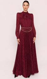 Cargar imagen en el visor de la galería, VESTIDO LARGO GRANATE CON CUELLO LAZADA Y CINTURON DE CADENAS
