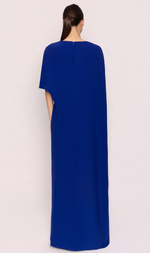 Cargar imagen en el visor de la galería, VESTIDO LARGO CON CAPA ASIMETRICA Y ABERTURA FRONTAL
