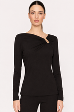 Cargar imagen en el visor de la galería, CAMISETA ASIMETRICA CON DETALLE DORADO COLOR NEGRO
