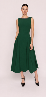 Cargar imagen en el visor de la galería, CONJUNTO VESTIDO MIDI VERDE CON CHAQUETA Y DETALLE DE CADENA METÁLICA PLATEADO OSCURO

