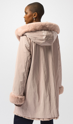 Cargar imagen en el visor de la galería, ABRIGO ECO-PELO ROSA REVERSIBLE GABARDINA
