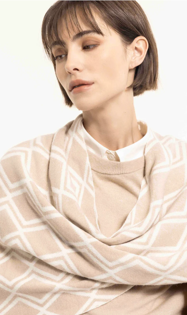 PONCHO PUNTO BEIGE Y BLANCO