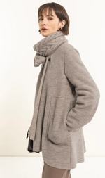 Cargar imagen en el visor de la galería, CHAQUETÓN CON CUELLO DE PUNTO TRENZADO GRIS
