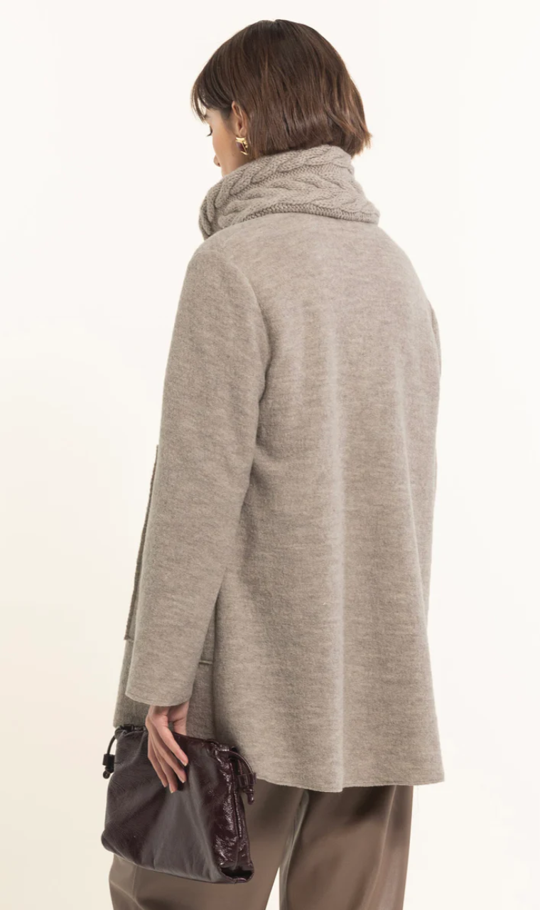 CHAQUETÓN CON CUELLO DE PUNTO TRENZADO GRIS