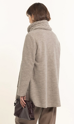 Cargar imagen en el visor de la galería, CHAQUETÓN CON CUELLO DE PUNTO TRENZADO GRIS
