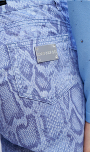 PANTALÓN VAQUERO ESTAMPADO PITÓN