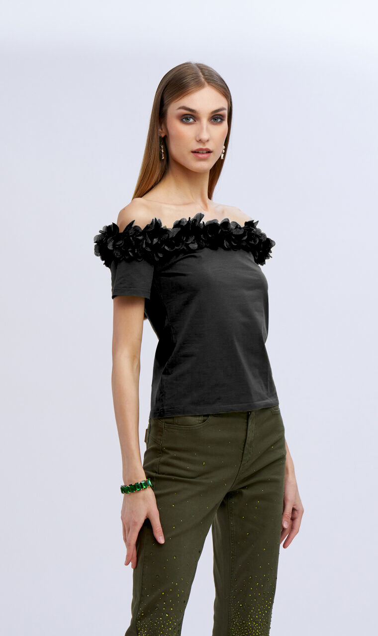 CAMISETA NEGRA FLORES